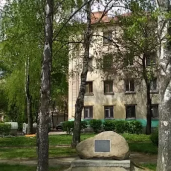 Сквер із пам'ятною табличкою жертвам голодоморів та політичних репресій