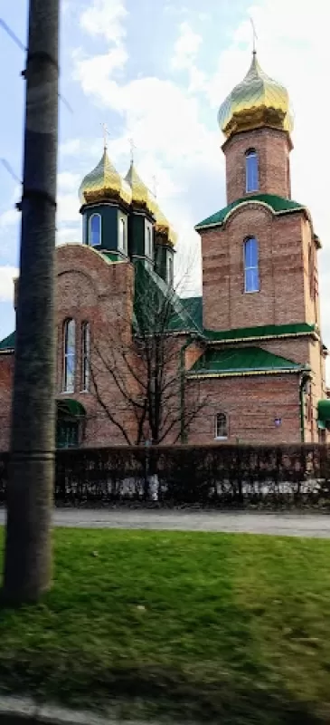 Храм Трьох Святителів УПЦ, вулиця Дубнівська, 52, Луцьк