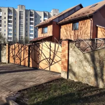 Кутовий будинок