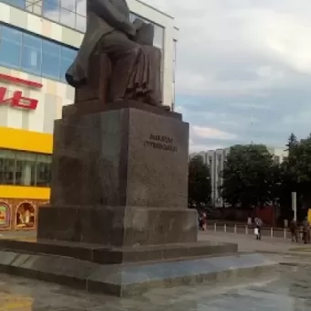Пам'ятник Михайлу Грушевському