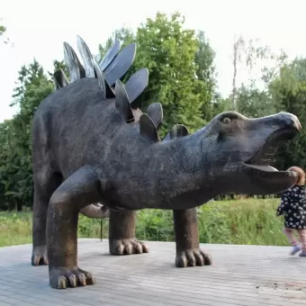 Металева скульптура динозавра