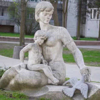Пам'ятник "Мати і дитина годують голубів"