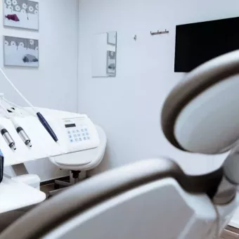 Естет — мікроскопна стоматологія та імплантологія