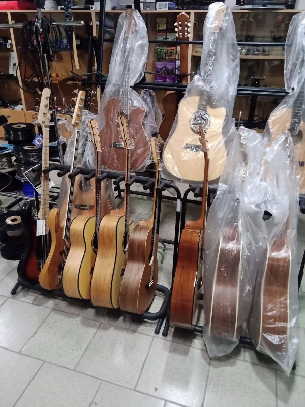 «Естрада» — спеціалізований магазин музичних інструментів та обладнання, 75, проспект Миру (протилежна сторона під'їзду до будинку)